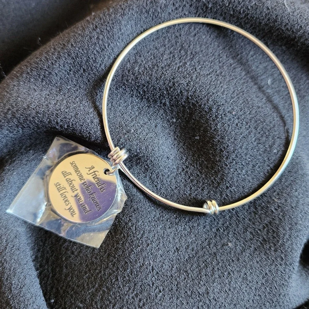 Silver Inspirational Friendship Quote Expandable Wire Bangle Bracelet Charm NWOT